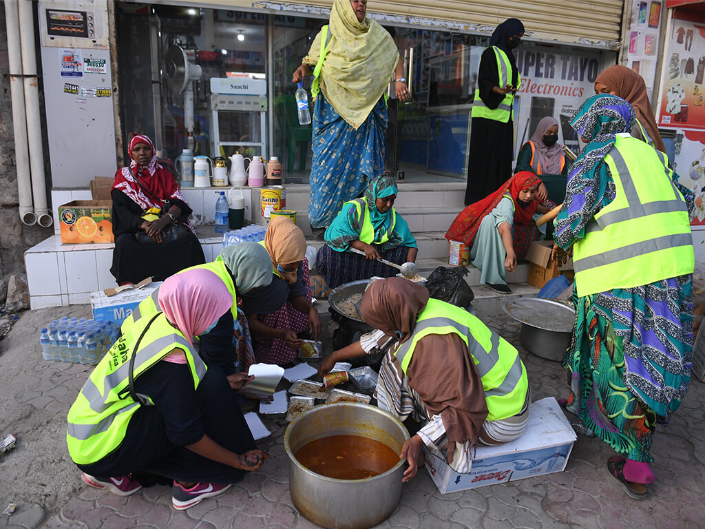 Women serve the Iftar meal after a day of fasting. The fire broke out on the eve of Ramadhan. PHOTO: Mukhtar Nuur.